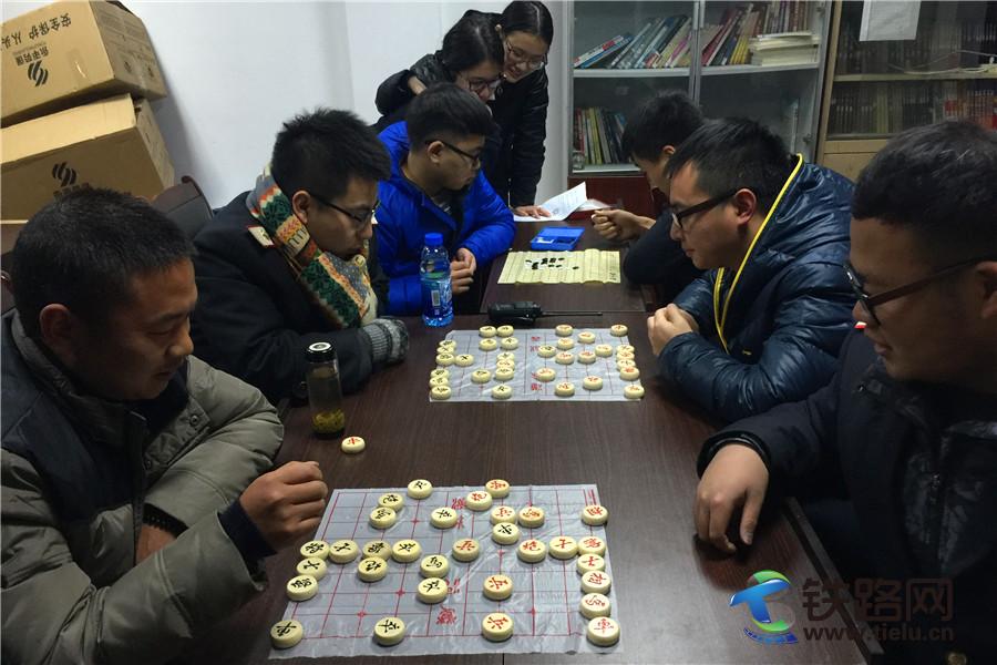 图为：在该段越西团支部组织开展的棋艺比赛中，参赛选手正在安静又激烈的氛围中奋力拼杀。.jpg