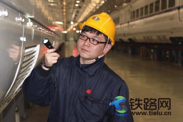 图为1月23日，该段检修车间春运党员突击队组员正在复查动车组走行部关键部位。王力强 摄.jpg