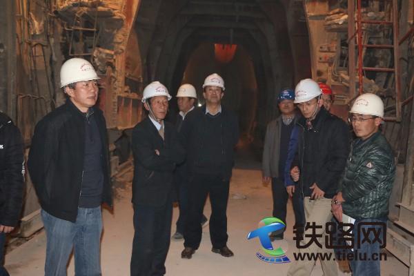 云南省安全巡查组领导和专家们在文笔山一号隧道掌子面检查安全管控情况.JPG