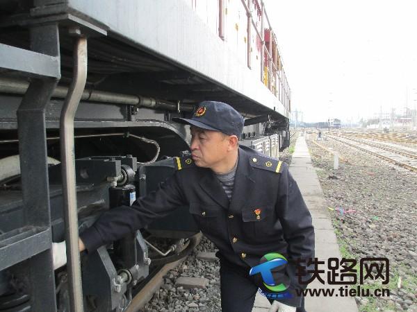 成铁局成都机务段职工风采夕阳红元宵似朝阳
