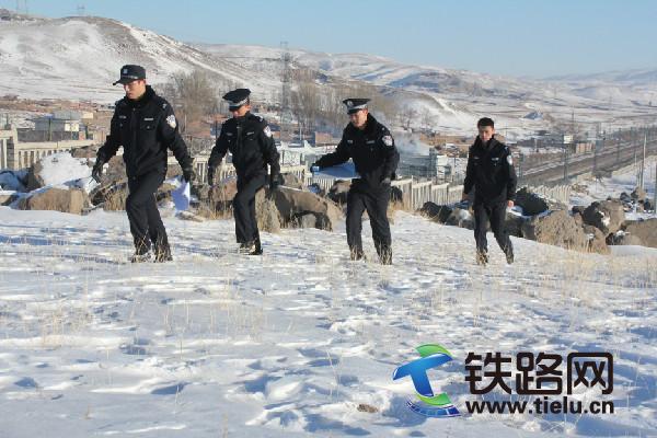 1456638570744480.jpg 雪后 巡线中的民警.jpg