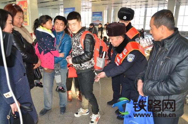 <a href=http://www.tielu.cn/chunyun/ target=_blank class=infotextkey></a>ڼ䣬ͷ·Ϊÿʾʱ͵ .JPG