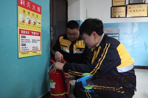 图为职工检查消防器材。.jpg