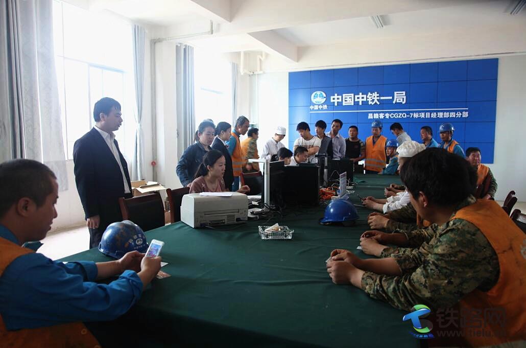 劳务工工资卡办理发放现场.jpg