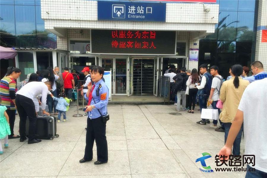 图为：该段峨眉车站客运人员正在组织旅客有序进站候车。.jpg