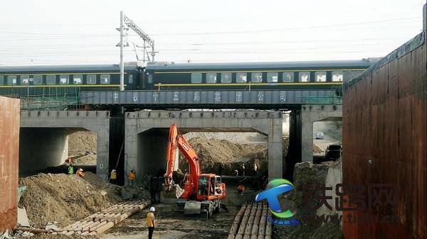 中铁十五局乌鲁木齐集装箱中心站项目k1967848箱形桥全部顶进完成
