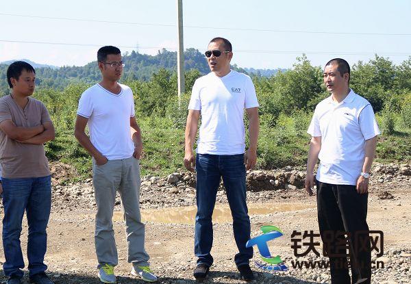 （右一）E60项目经理樊建国、（右二）商务参赞刘波现场检查工作.JPG