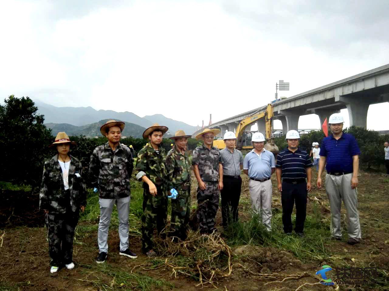 图：金台铁路建设指挥部总指挥阮世德（右四）与沿江镇党工委书记应良国（右五）、中铁十一局集团金台铁路七标项目经理吕国栋（右三）在灵江特大桥清表现场留影。.jpg