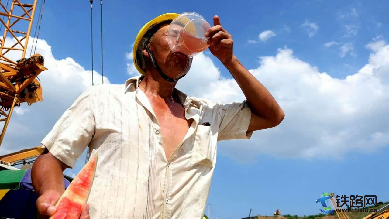 1469161763983632.jpg 图:大口朵颐.jpg