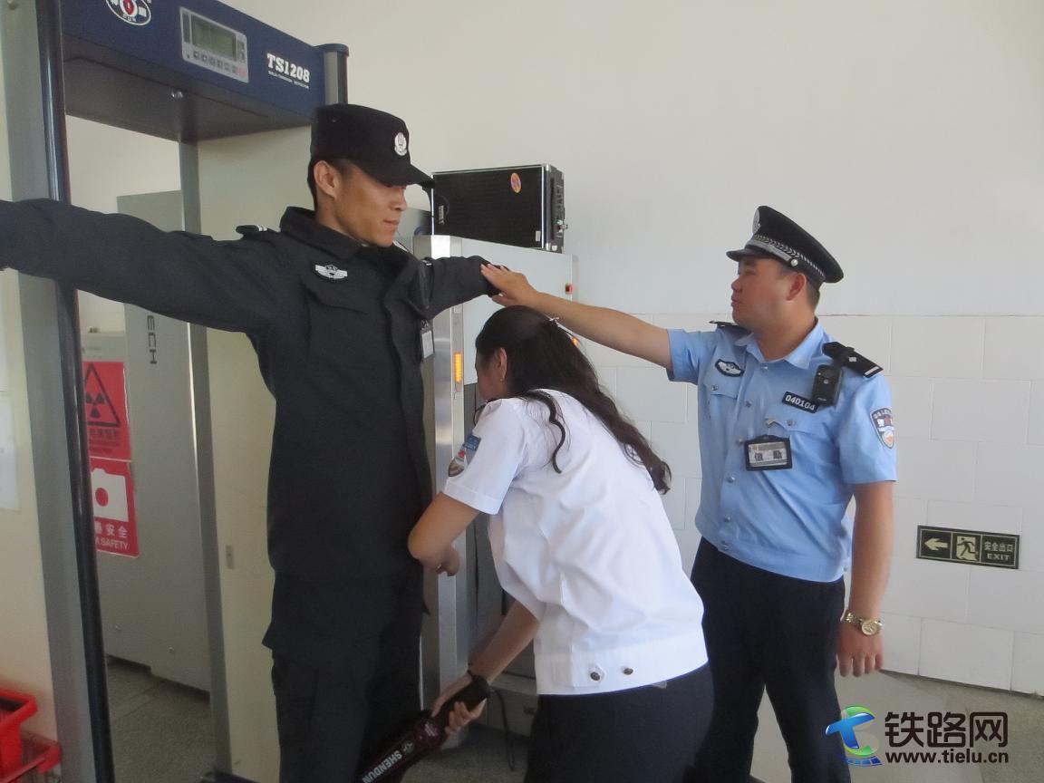 图为：民警对安检员进行业务培训.JPG