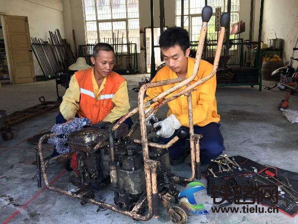 职工利用空余时间主动检修养路机具，降低返厂修 ，节约 成本支出。.JPG