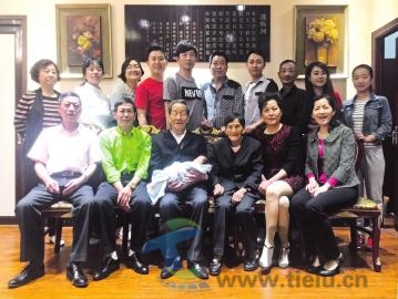 黄长春的全家福,上至90岁的黄长春,下至2个月的黄长春曾孙.
