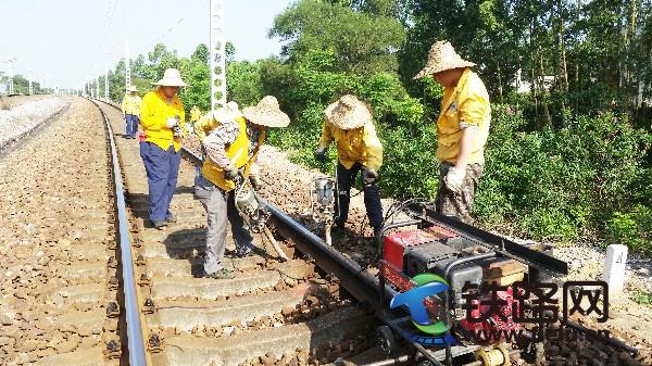 根竹工区职工在烈日下整治线路方向病害.jpg