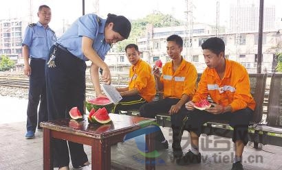 当先行 鼓士气 铸就防洪保障线——全成都铁路局工会组织积极开展暑运