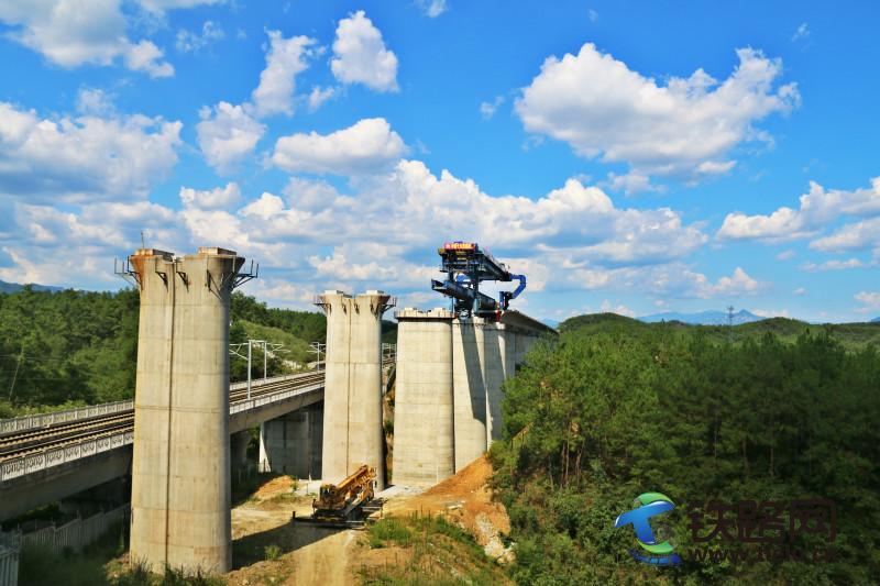 龙行跨京福特大桥跨京福高铁营业线架梁首架告捷.jpg