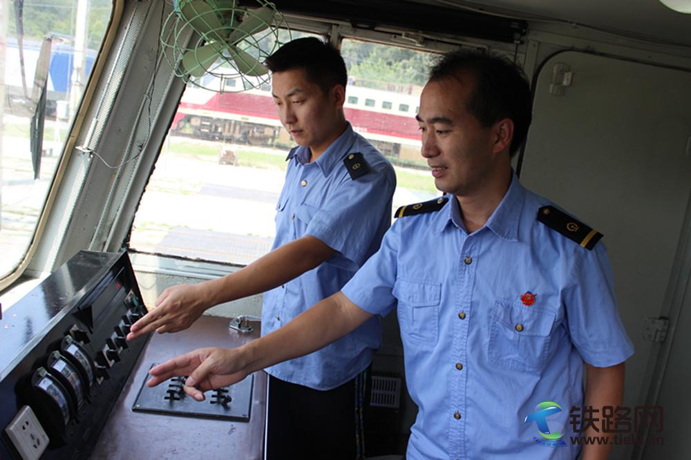 图为客机运用车间机车乘务员认真检查试验机车直供电装置性能场景.