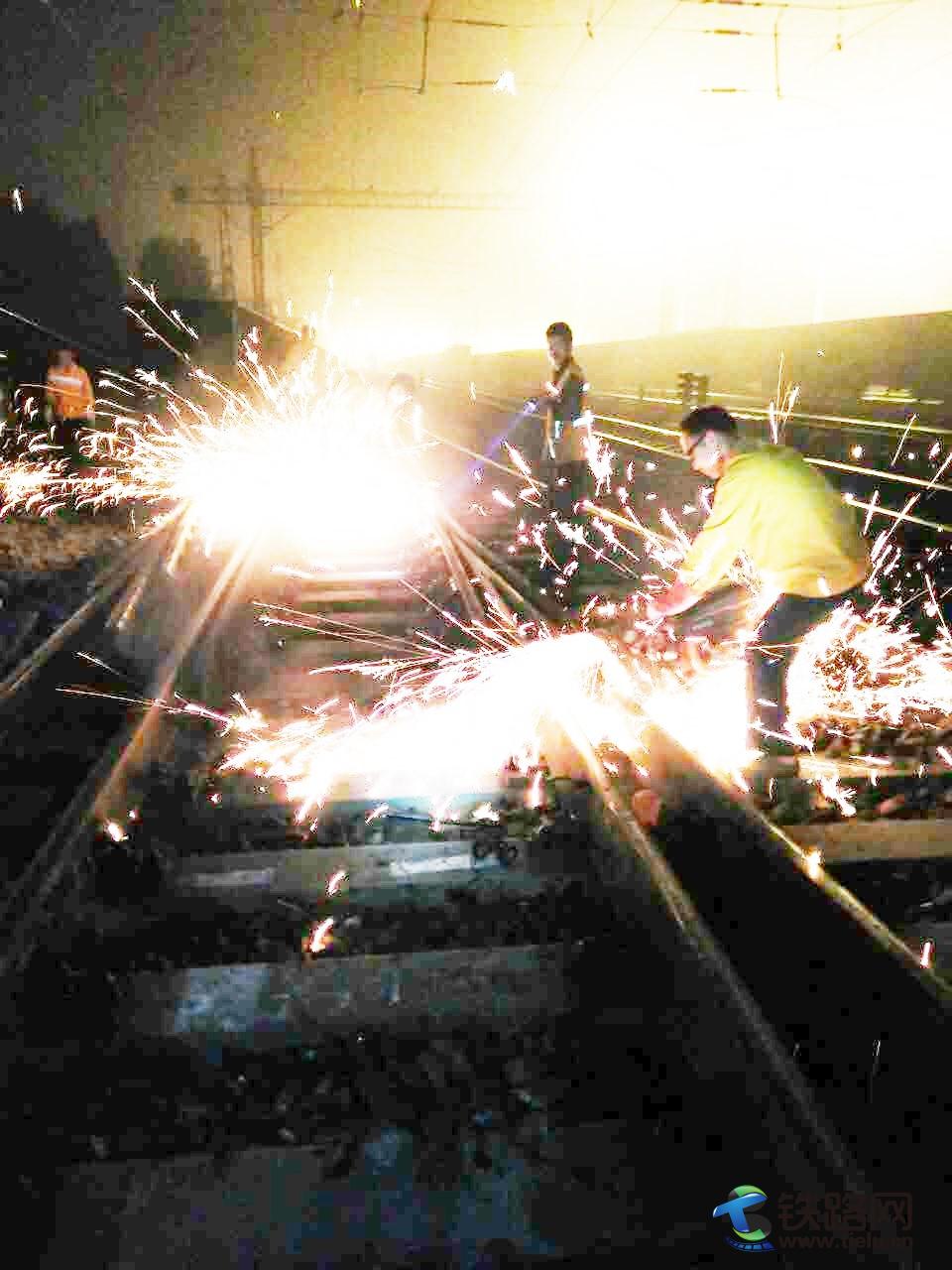 玉林工务段职工在黎湛线上进行夜间焊换伤损钢轨作业.jpg