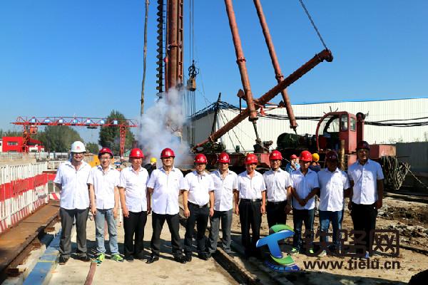 web公司哈尔滨地铁一号线渤海路站第一桩开钻.jpg