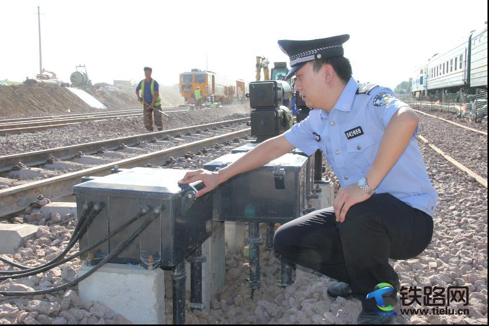 民警在施工期间对铁路设施进行检查.jpg