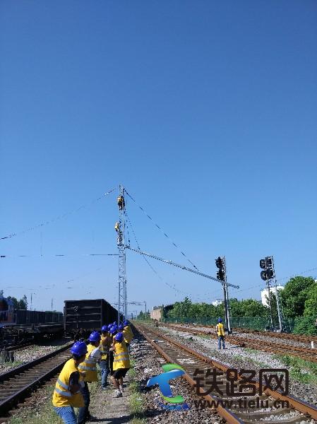 芜湖东站IV场双线路腕臂横梁安装。 刘建廷摄.jpg