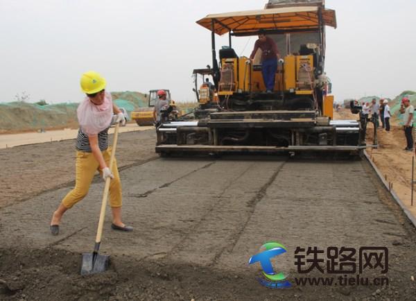 中铁七局五公司郑州航空港项目部开始道路水稳层摊铺施工.jpg