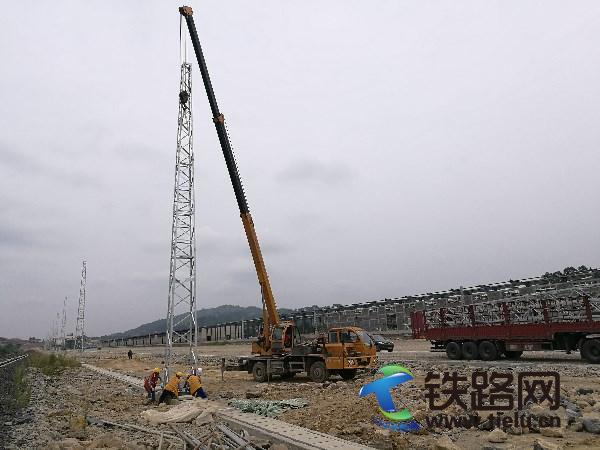 中铁武汉电气化局阁老坝站北货场项目钢柱安装，张伟摄.jpg