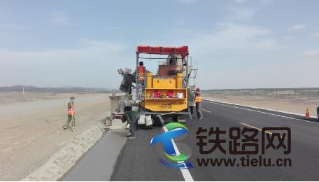 S303二墩至雅丹公路养护项目部混凝土硬路肩滑模施工.jpg