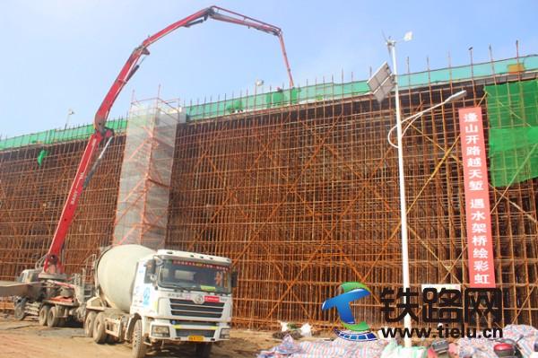 web中铁七局五公司郑万铁路项目首座连续梁开始浇筑.JPG