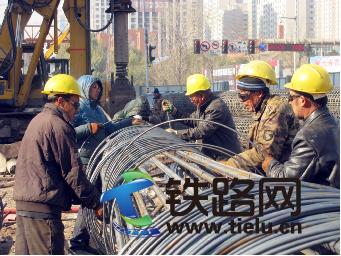 挑战严寒绑扎钢筋笼.jpg