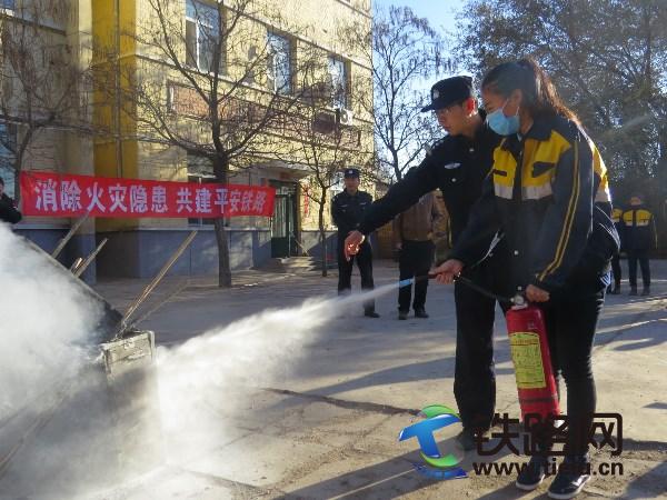 近日，包头电务段职工刘佳丽正在铁路民警的指导下学习灭火器使用方法。_看图王.jpg