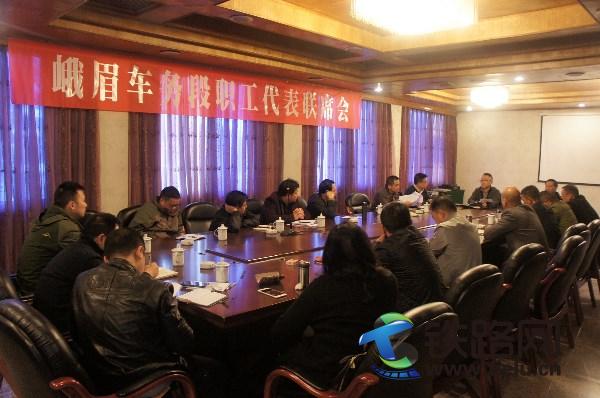 图为：该段劳人科专业管理人员正在向职工讲解《峨眉车务段职工退出机制管理实施办法（试行）》草案。.jpg