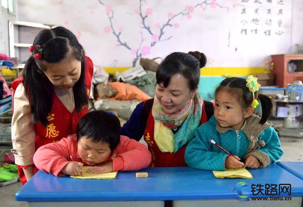 卢霞辅导襄阳市南漳县杨柳小学学前班孩子写作业。.jpg