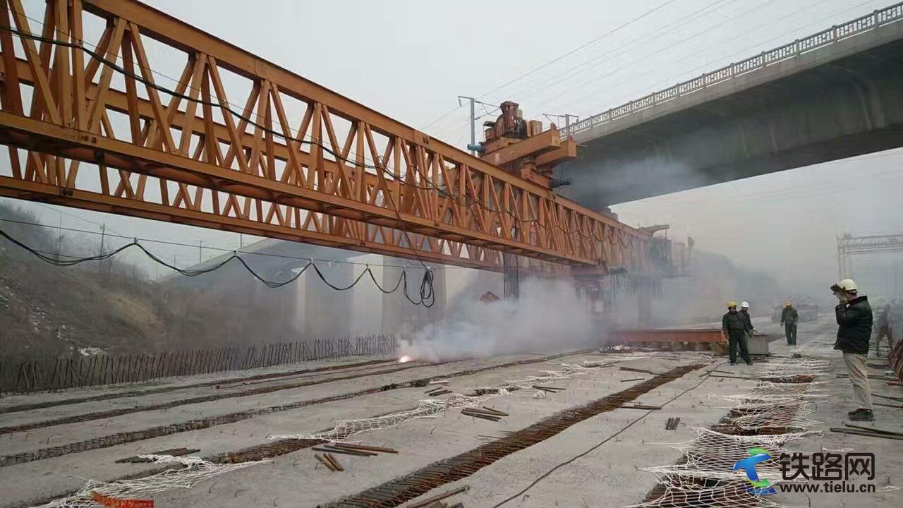 中铁七局一公司中原路西延下穿郑西客专项目大泉沟大桥最后一片公路T型梁落到位.jpg