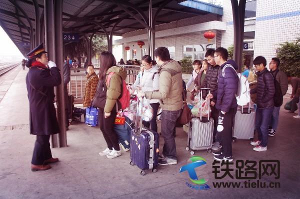 图为：该段峨眉车站客运值班员刘亚莉正在组织旅客有序排队。.jpg