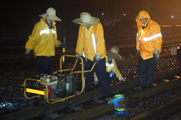 玉林工务段职工利用夜间天窗在玉林站9道冒雨进行线路整修作业.JPG