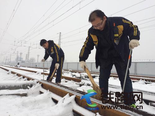 2月7日，包头电务段包东车间包头客线工区职工正在清扫道岔。.jpg