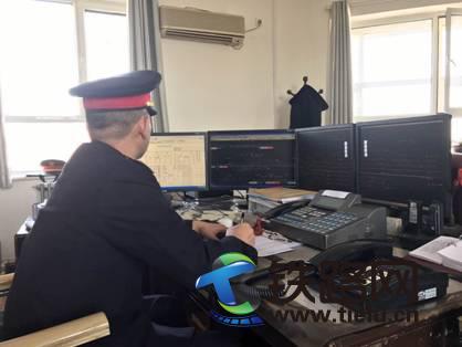 图2：车站值班员正在认真确认列车进路。.jpg