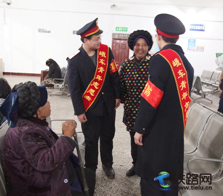 图为：该段甘洛车站的青年志愿者正在为出行的彝族老乡提供帮助。.jpg
