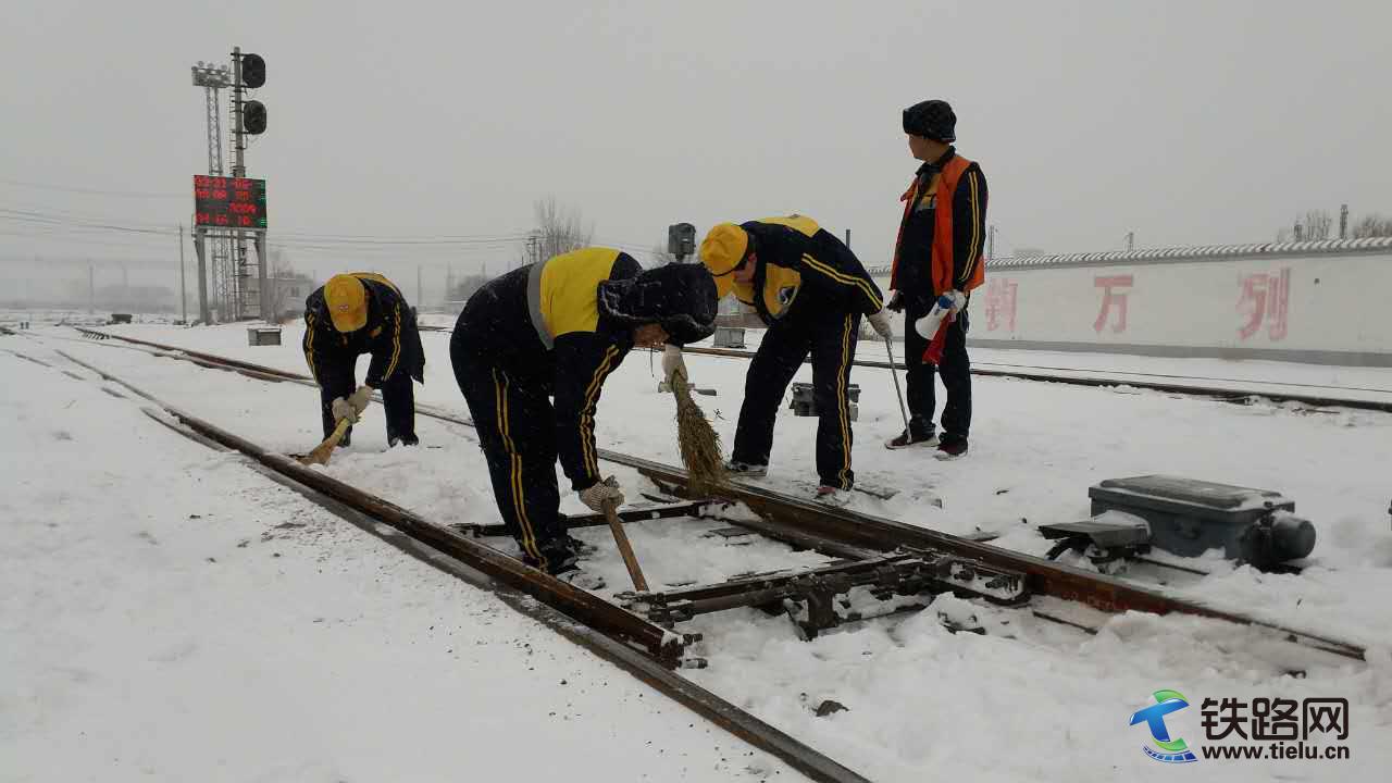 包头电务段包西驼峰车间迎风战雪保畅通（王永茂 成强华）.jpg