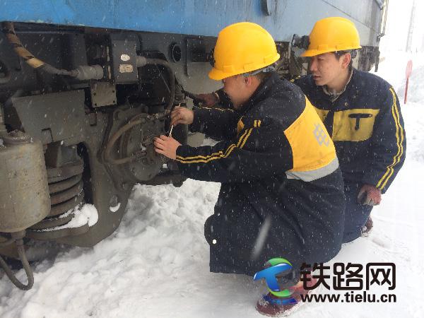 包头电务段加强雪天机车车载信号设备检查整治（麻相江）.jpg