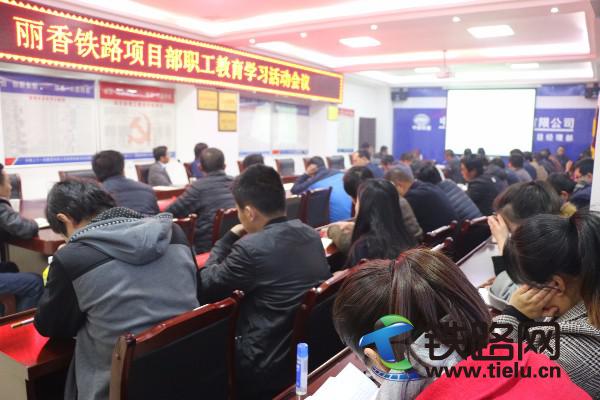 职工们在聆听专家组授课.JPG
