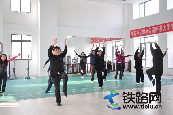 中铁八局电务公司机关组织练习太极拳2.jpg