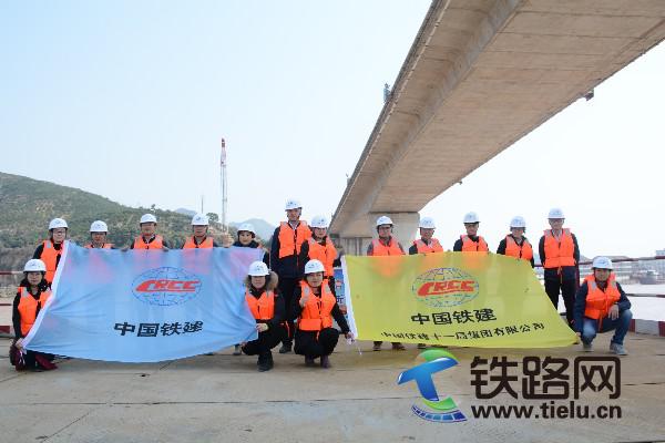 团员青年积极投身项目重难点工程灵江特大桥施工建设.JPG