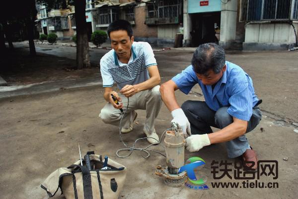 维修水泵哼哈二将齐上阵 （左）卢湘黔（右）吕德明.jpg