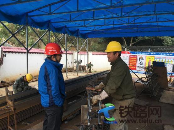 图二为项目经理冯勇进行现场安全隐患排查.jpg