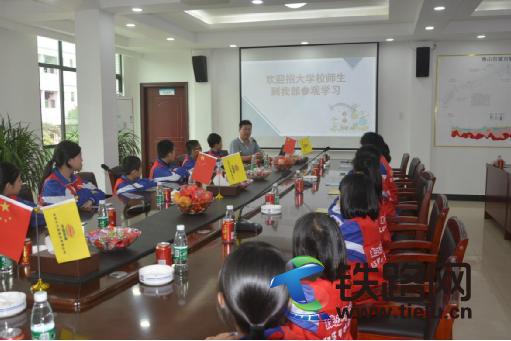 图1：项目人员与同学们进行座谈并观看宣传动画视频.jpg
