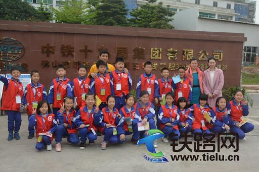 图3：项目人员与师生合影留念.jpg