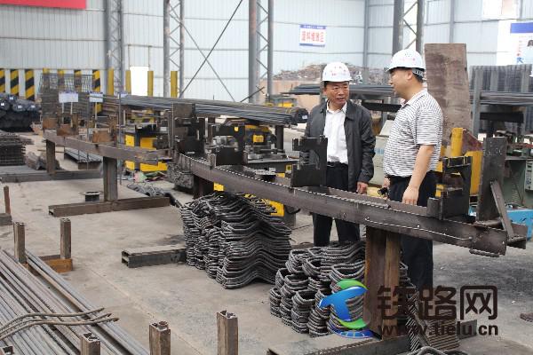 图为：集团公司党委副书记、纪委书记李金生（左一）在钢构件集中加工厂查看成品情况 - 复件.JPG