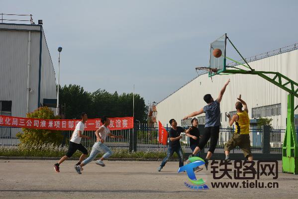 图为：中铁电气化局三公司淮萧项目部篮球友谊赛激战正酣.JPG