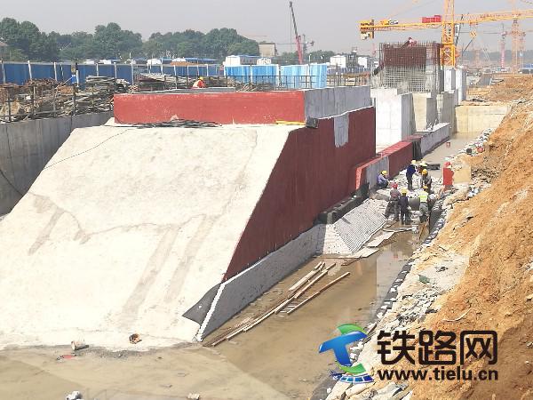 光谷六路站1号风亭组土建施工顺利完成.jpg